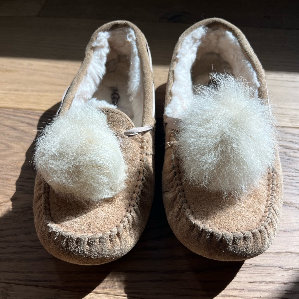 Classic Tan Dakota Pom Moccasin Chestnut UGG slippers with like new tread EUC